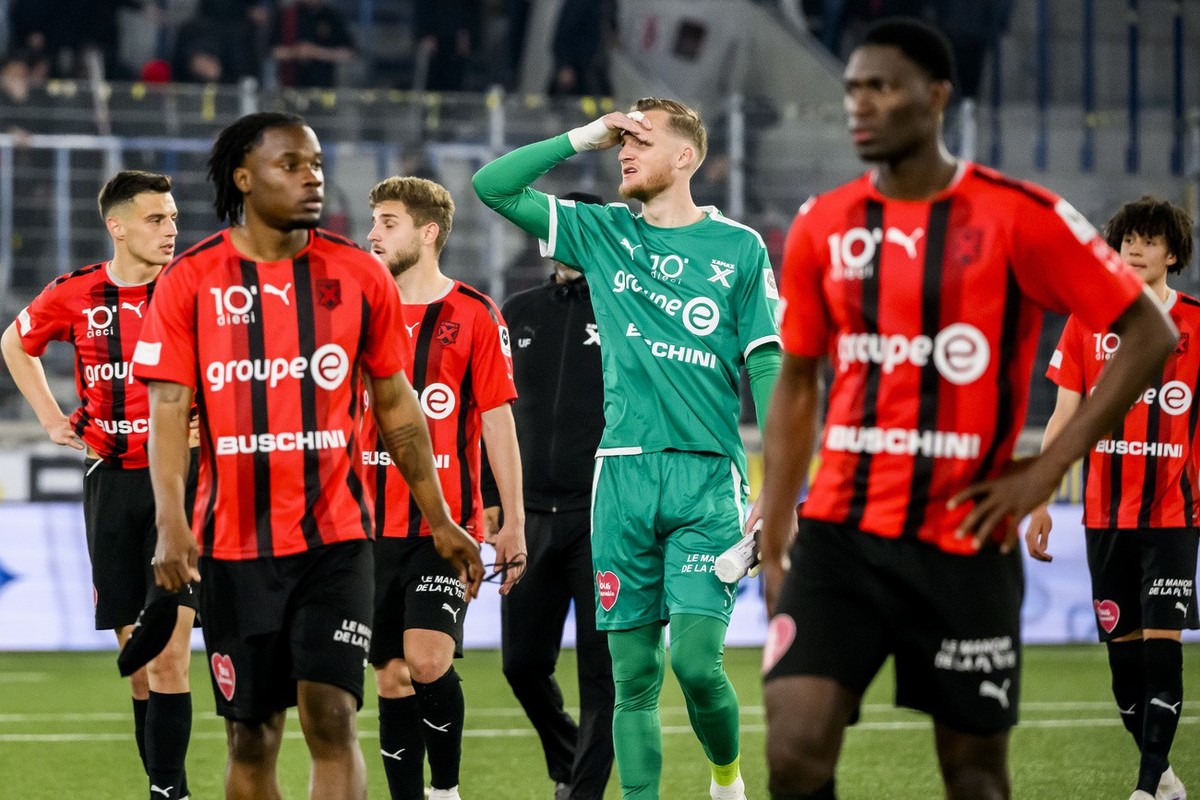 Deception du gardien neuchatelois Theo Guivarch et des joueurs de Xamax lors de la rencontre de football de Challenge League entre FC Lausanne-Sport et Neuchatel Xamax FCS le vendredi 12 mai 2023 au s ...