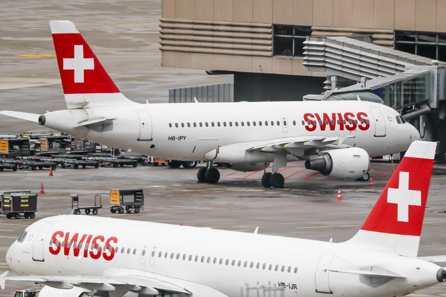 ARCHIV - ZU DEN HALBJAHRESZAHLEN DER SWISS, AM DIENSTAG, 31. JULI 2018, STELLEN WIR IHNEN FOLGENDES BILDMATERIAL ZUR VERFUEGUNG ---- Flugzeuge von Swiss Airlines am stehen am Gate am Flughafen Zuerich ...