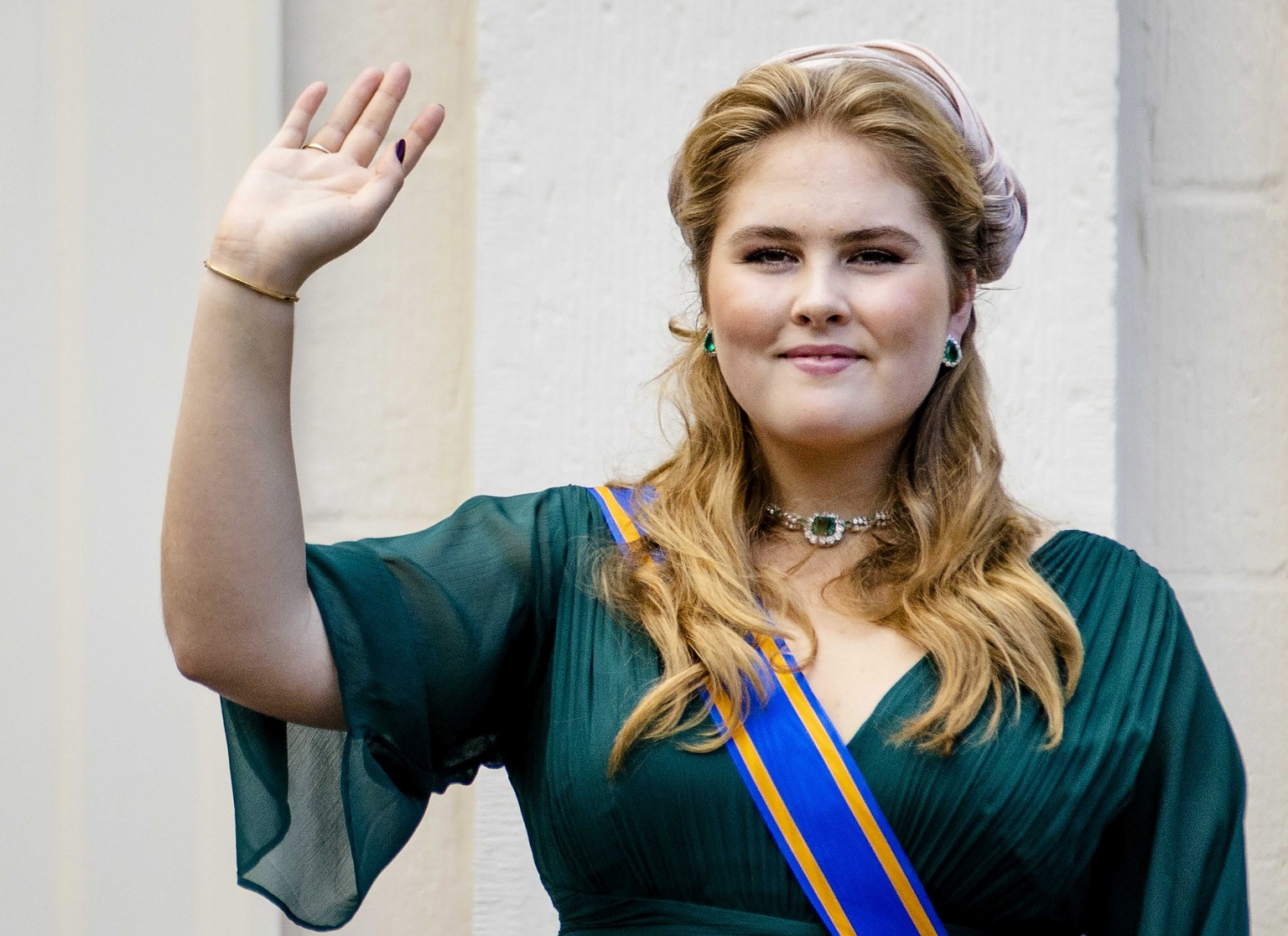 epa10195103 Crown Princess Amalia waves from a balcony of Noordeinde Palace on &#039;Prinsjesdag&#039;, in The Hague, The Netherlands, 20 September 2022. The Dutch new government year begins on the th ...