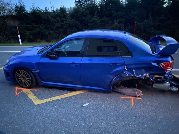 Oberägeri : Einmal Kontrolle verloren - vier beschädigte Autos
Ein Autofahrer hat die Kontrolle über sein Auto verloren und drei weitere Autos teilweise
stark beschädigt. Verletzt wurde niemand. Der S ...