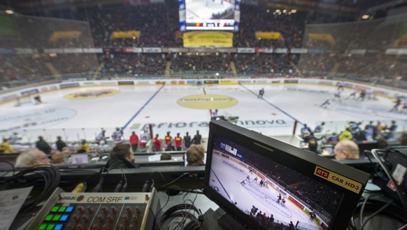 Blick von einer Kommentatoren-Kabine auf das Eishockey Meisterschaftsspiel der National League A zwischen dem SC Bern und dem Lausanne HC am Freitag, 24. Januar 2014, in der PostFinance Arena in Bern. ...