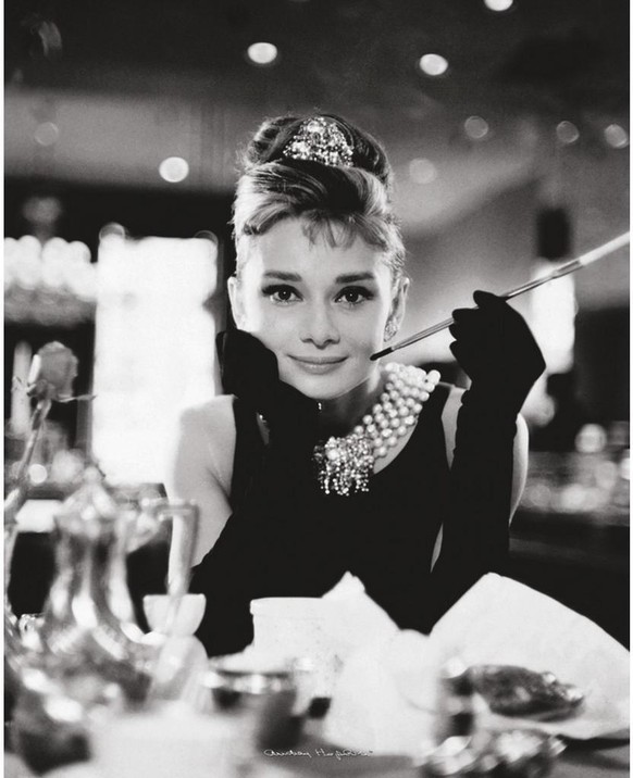 Audrey Hepburn als Holly Golightly in Breakfast At Tiffany's 1961 poster https://en.wikipedia.org/wiki/Breakfast_at_Tiffany%27s_(film)
