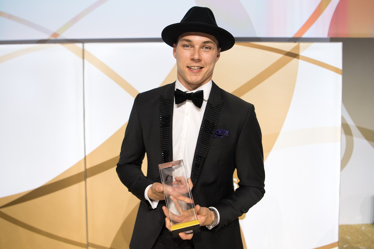 Elvis Merzlikins vom HC Lugano mit dem Hockey Award fuer den Goaltender of the Year, bei den Swiss Ice Hockey Awards, am Freitag, 03. August 2018, im Kursaal in Bern. (KEYSTONE/Daniel Teuscher)