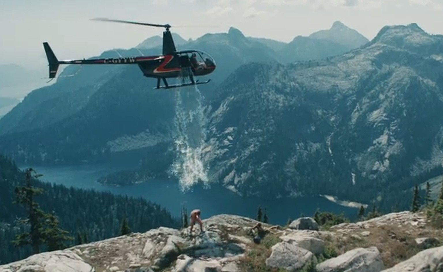 Gleich wird's nass und sehr, sehr frisch: Paul Bissonnette wartet auf Gletscherwasser aus dem Helikopter.