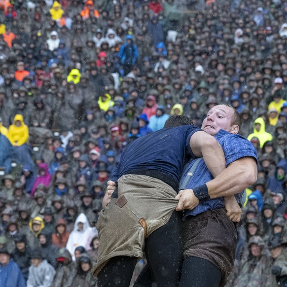 Joel wicki, rechts, und Michael Moser, links, im 1. Gang beim traditionellen Bruenigschwinget am Sonntag, 26, Juli 2025 auf dem Bruenigpass. (KEYSTONE/Urs Flueeler)