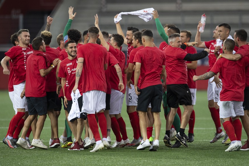 Vaduz&#039; Spieler feiern den Aufstieg im Fussball Barrage Rueckspiel zwischen dem FC Thun aus der Super League und dem FC Vaduz aus der Challenge League, am Montag, 10. August 2020, in der Stockhorn ...