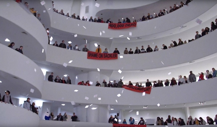 RECORD DATE NOT STATED ALL THE BEAUTY AND THE BLOODSHED, protest urging the Guggenheim Museum, New York, to remove the Sackler name from its galleries, 2022. Neon / courtesy Everett Collection PUBLICA ...
