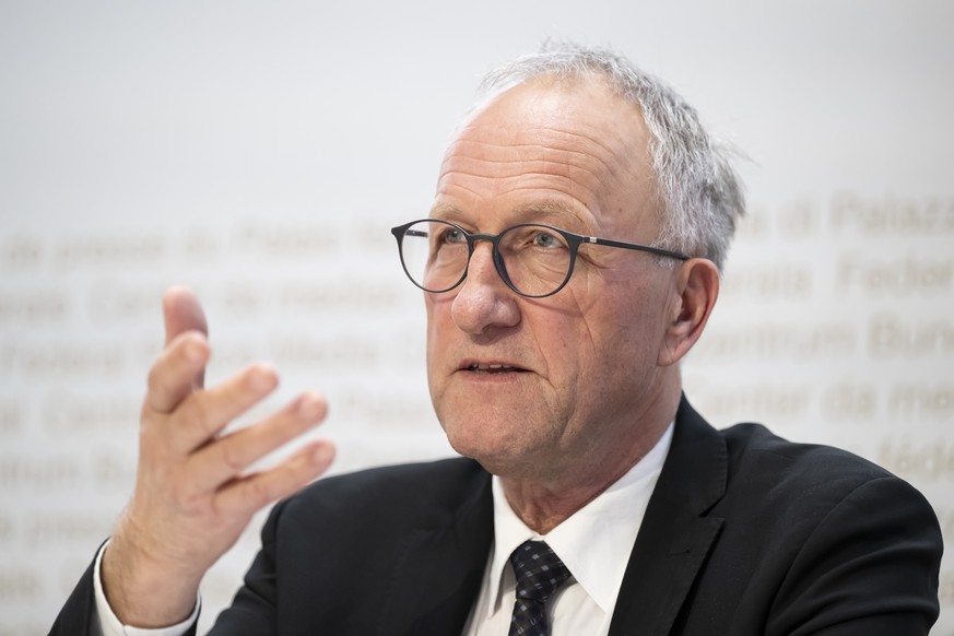 Peter Hegglin, Staenderat, Mitte-ZG, und Praesident Findel, spricht waehrend einer Medienkonferenz der Finanzdelegation der eidgenoessischen Raete (Findel) zum Taetigkeitsbericht 2023, am Donnerstag,  ...