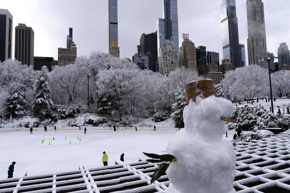 People ice skate at Wollman Rink in Central Park after snow fall, Sunday, Dec. 14, 2025, in New York. (AP Photo/Adam Gray)
US Extreme Weather New York