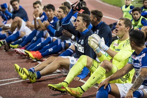 Les joueurs lausannois fetent la victoire avec les supporters, lors de la rencontre de football de Super League entre le FC Lausanne-Sport, LS, et le FC St. Gallen ce jeudi 11 aout 2016 au stade olymp ...