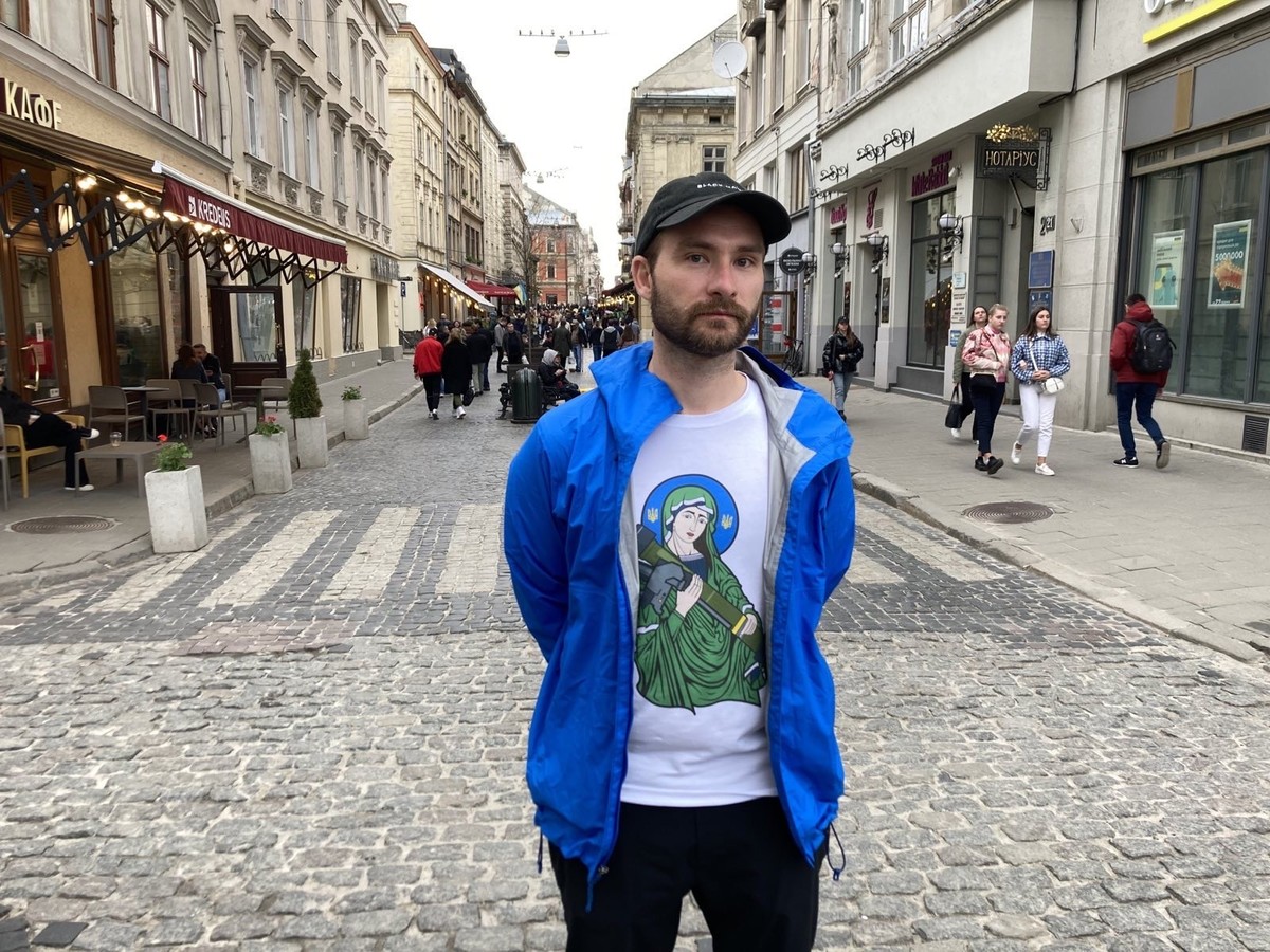 Christian Borys portant un t-shirt Saint-javelin.