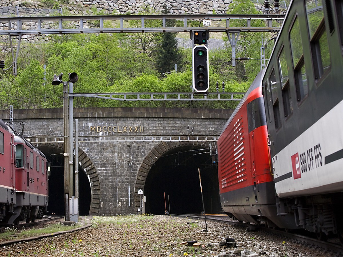 Aucun train ne circule actuellement dans l'ancien tunnel ferroviaire du Gothard. Un service de bus a