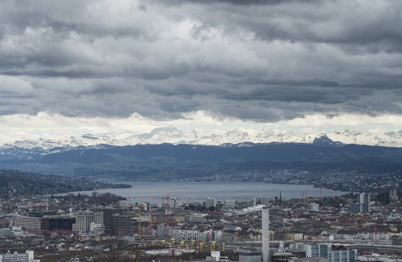 Wolken haengen wie ein Dach ueber der Stadt Zuerich, mit guter Sicht auf die Glarner Alpen, aufgenommen am Dienstag, 31. Maerz 2015 auf der Waid in Zuerich. Das Sturmtief &quot;Niklas&quot; zieht am D ...