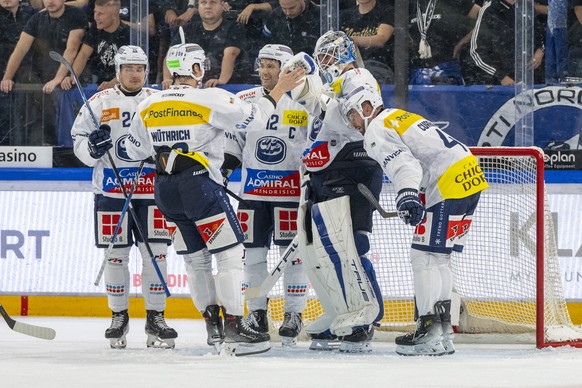 Die Spieler von Ambri feiern den Sieg nach dem Eishockey Qualifikationsspiel der National League zwischen dem EV Zug und dem HC Ambri-Piotta am Dienstag, 24. September 2024 in Zug. (KEYSTONE/Urs Fluee ...