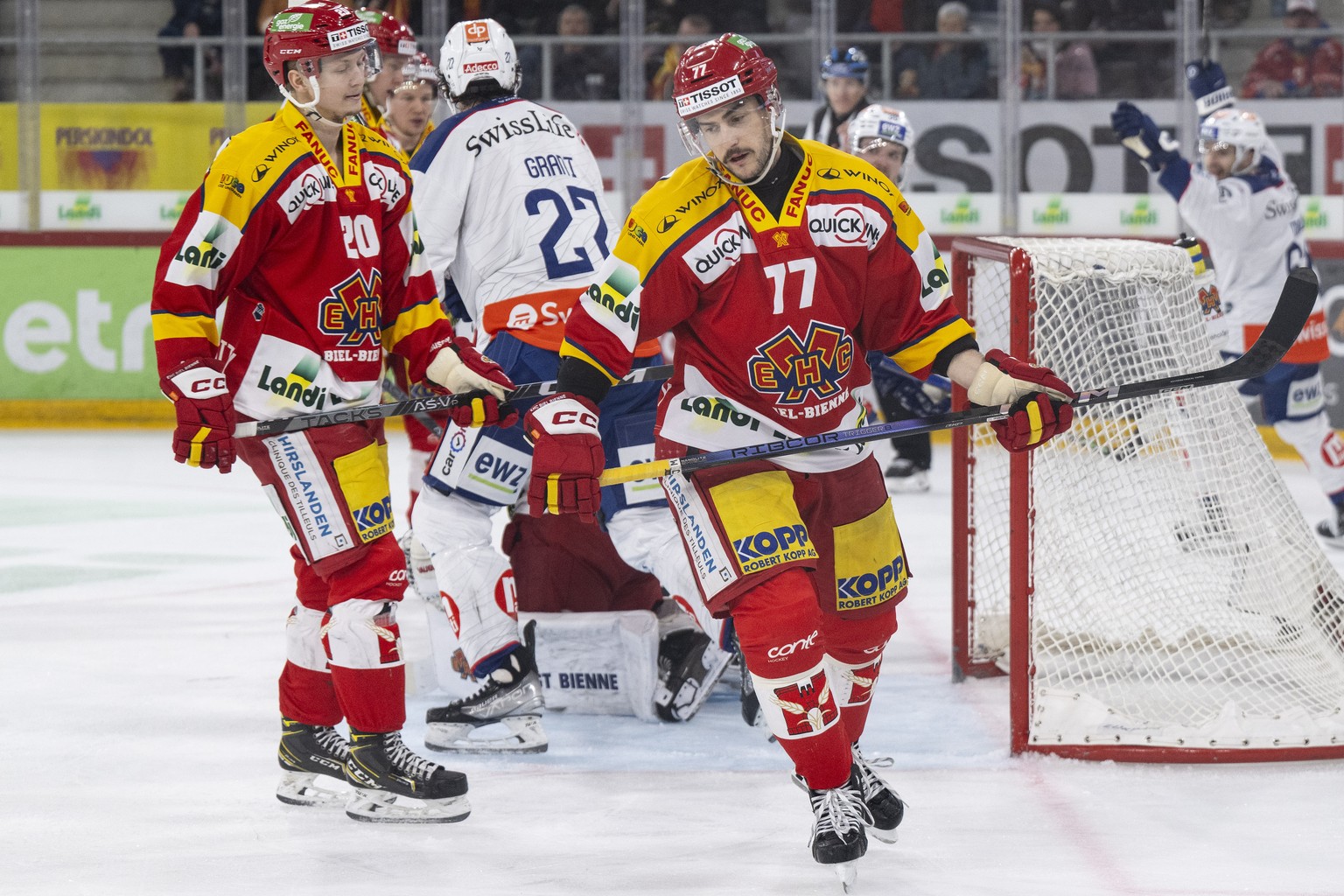 Biels Robin Grossmann, rechts, und Aleksi Heponiemi sind enttaeuscht im zweiten Eishockey Playoff Viertelfinal Spiel der National League zwischen dem EHC Biel und den ZSC Lions, am Montag, 18. Maerz 2 ...