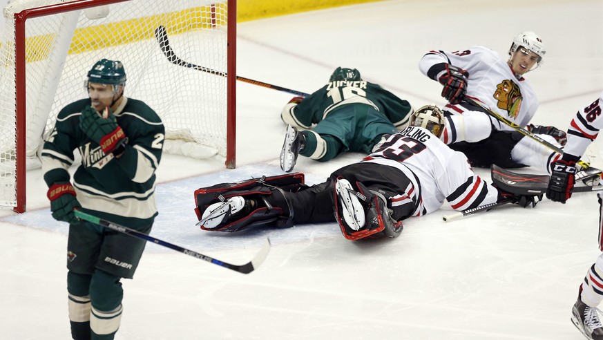 Chaos vor dem Blackhawks-Tor, nur Nino Niederreiter (l.) behält die Übersicht.