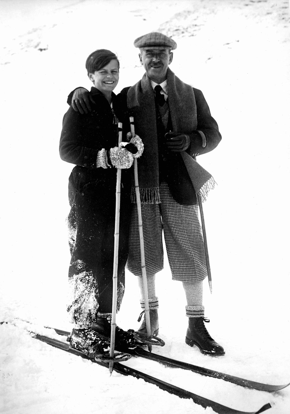 Thomas Mann pictured with his daughter in St. Moritz, Switzerland on a skiing holiday. Aufnahmedatum gesch‰tzt UnitedArchives00575393 PUBLICATIONxINxGERxSUIxAUTxONLY

Thomas Man Pictured With His Daug ...