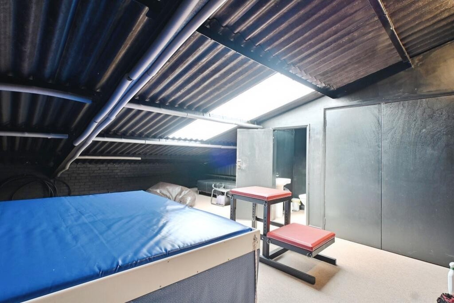 «Einzigartiges, frei stehendes Cottage mit drei Schlafzimmern, gewerblichen Nebengebäuden, Büroräumen, Garagen und vielseitigen Einrichtungen für Freizeit und Unterhaltung. Das Anwesen befindet sich h ...