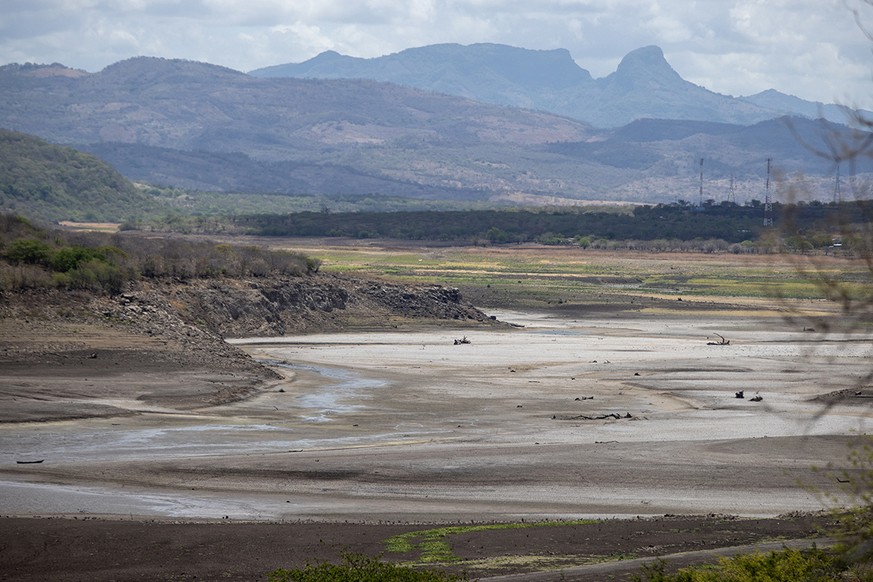 epa12993711 Las Canoas Dam's reservoir amid a drought in Teustepe, Nicaragua, 25 May 2026. The UN World Meteorological Organization (WMO) warned that climate extremes are increasing the risk of w ...