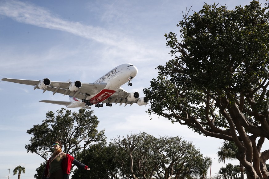 epa10414406 An Emirates Airlines flight approaches Los Angeles International Airport, in Los Angeles, California, USA, 18 January 2023. EPA/CAROLINE BREHMAN