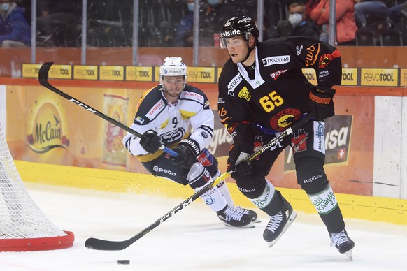 Ambris Dario Rohrbach, links, und Berns Ramon Untersander, rechts, kaempfen um den Puck, beim Eishockey Meisterschaftsspiel der National League zwischen dem SC Bern und den HC Ambri-Piotta, am Donners ...