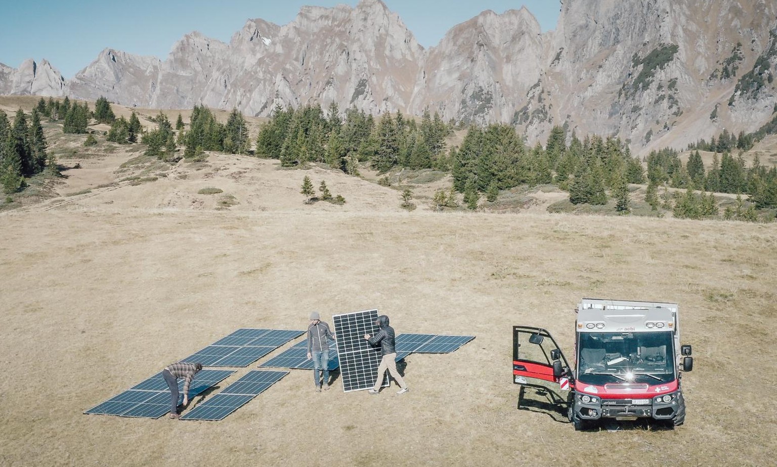 Üben in den Schweizer Alpen. Die Batterie für das Rekordfahrzeug soll mit PV-Panels geladen werden.