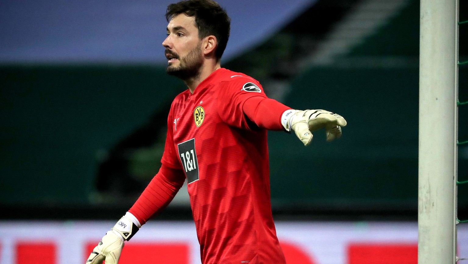 epa08886357 Dortmund&#039;s goalkeeper Roman Buerki gestures during the German Bundesliga soccer match between Werder Bremen and Borussia Dortmund at Weser-Stadion in Bremen, Germany, 15 December 2020 ...