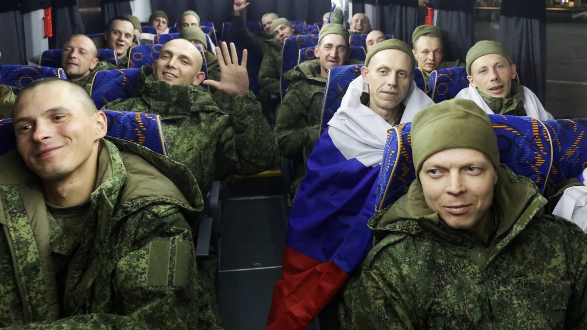 D'anciens prisonniers de guerre russes libérés dans le cadre d'un échange: les déserteurs dans les rangs des troupes du Kremlin sont souvent exécutés.