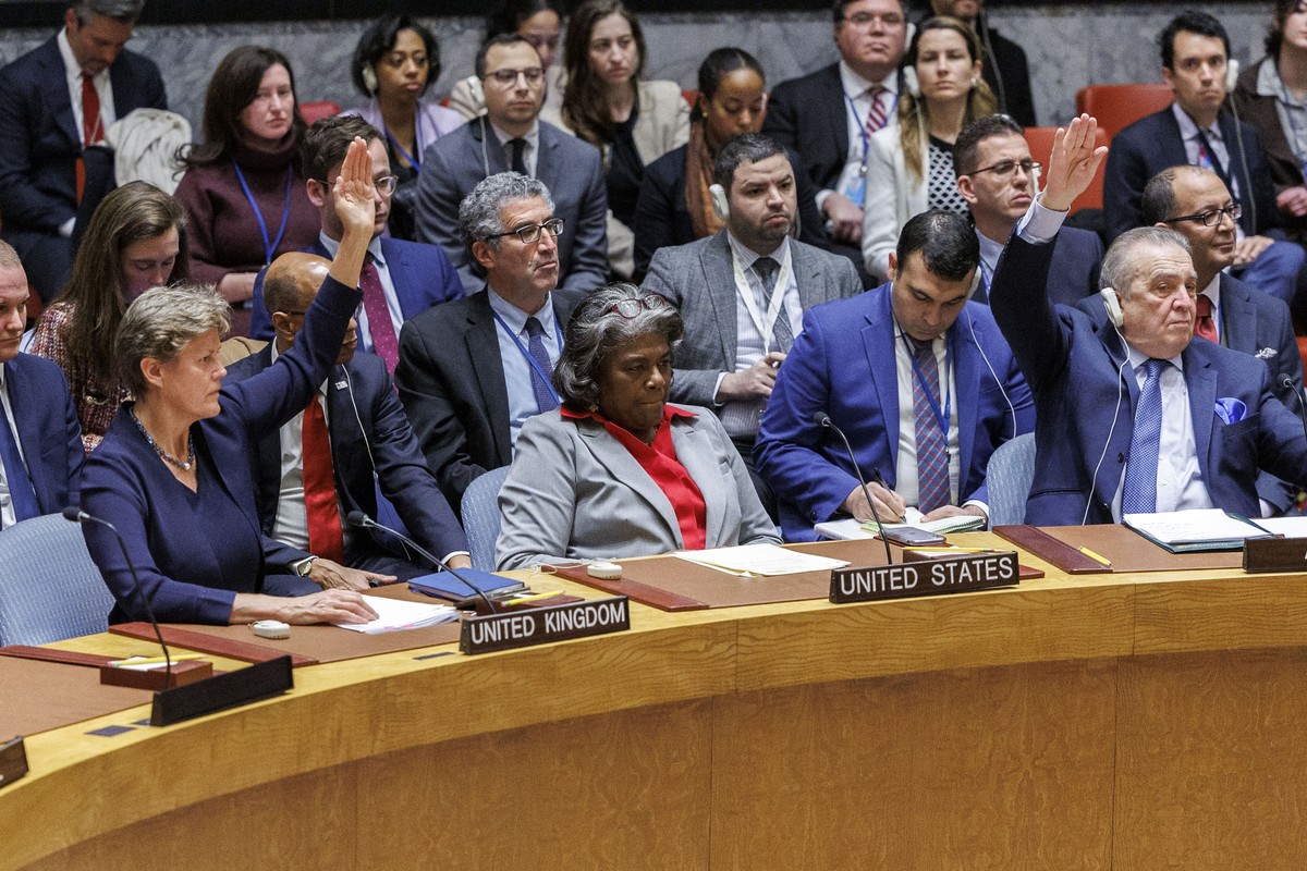 Des ambassadeurs, sauf celle des Etats-Unis Linda Thomas-Greenfield (C), lèvent la main pour voter en faveur d'un cessez-le-feu immédiat à Gaza.