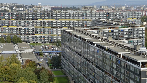 ARCHIV --- ZUM REFERENZZINSSATZ ALS BERECHNUNG DER MIETEN STELLEN WIR IHNEN FOLGENDES BILD ZUR VERFUEGUNG --- View of the residental estate Le Lignon with 2&#039;700 flats in Vernier near Geneva, Swit ...