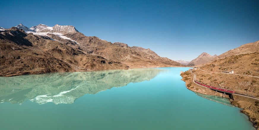 ENGADIN St. Moritz - Berninapassstrasse mit Lej Nair, Lago Bianco und dem Piz Languard (3262 m), links der Blick Richtung Engadin, Pontresina, rechts der Blick Richtung Valposchiavo.

The mountain pas ...