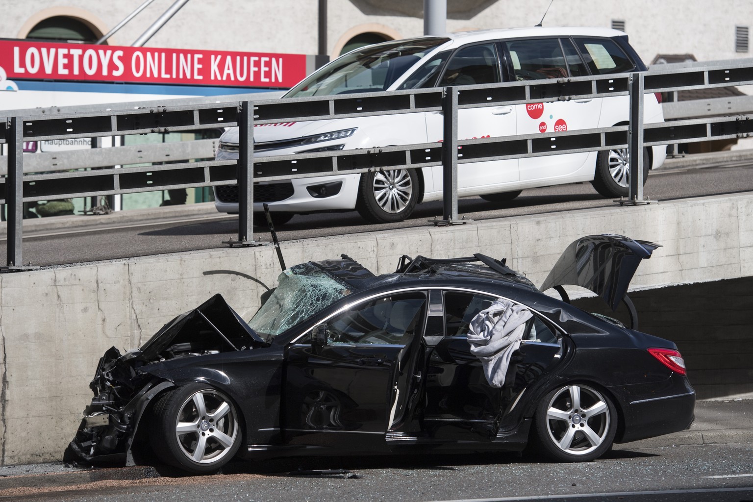 Raser Unfall Mit Drei Verletzten Bei Der Zurcher Hardbrucke