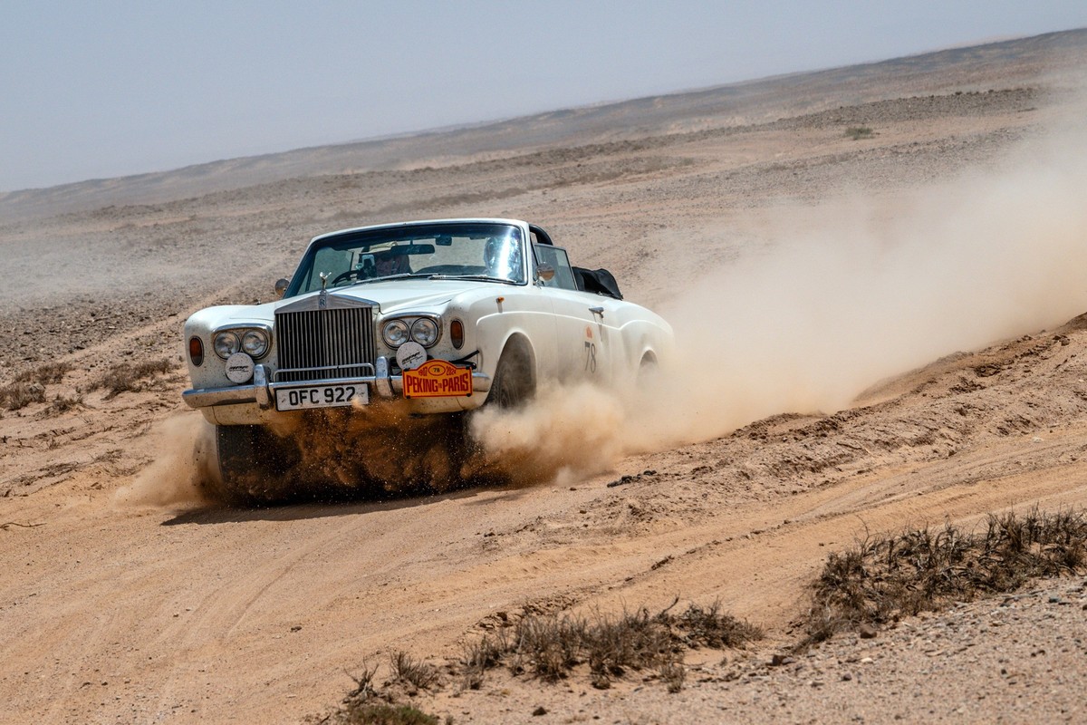 Im 1968er Rolls-Royce Cabrio von Beijing nach Paris 
Nigel Keen am 2024 Peking to Paris Rally. 
https://www.hero-era.com/rallies/2024/05/peking-to-paris-2024 
@Will_Broadhead_Photo
@BluePassion_Photo