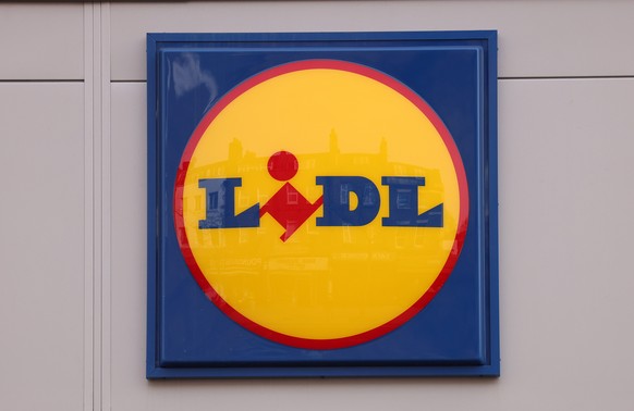 epa12880241 A Lidl sign outside a supermarket in London, Britain, 10 April 2026. Lidl supermarket has announced it is set to open fifty more stores across the UK, creating some two thousand jobs. EPA/ ...