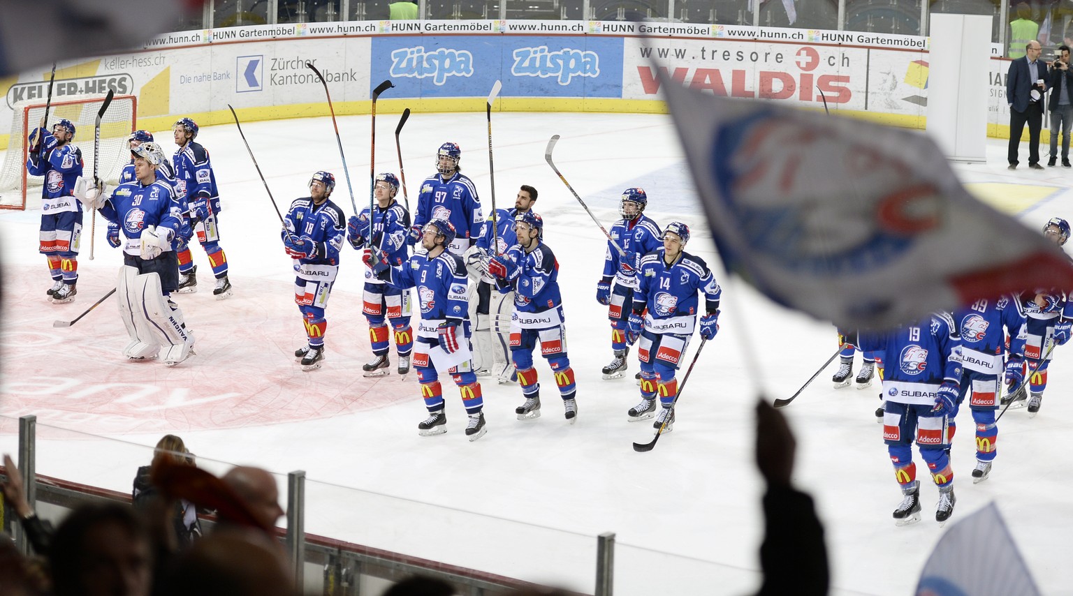 Spieler und Fans der ZSC Lions feiern das Weiterkommen.