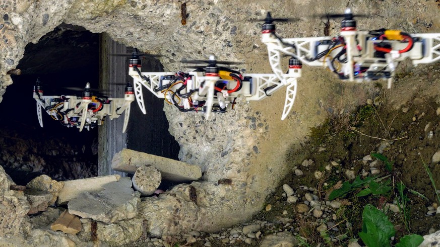 Wo Einsatzkräfte zu Fuss schlecht oder nur unter grosser Gefahr hinkommen, können Drohnen hinfliegen.