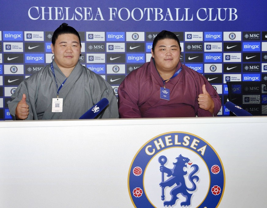 Sumo: London tournament Sumo wrestlers Fujinokawa L and Hakuoho visit Stamford Bridge, the home of Premier League football club Chelsea, in London on Oct. 16, 2025, as the five-day Grand Sumo Tourname ...
