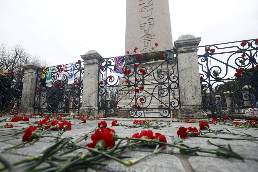 Ein Selbstmordattentäter der Terrormiliz Islamischer Staat (IS) reisst im historischen Zentrum Istanbuls zwölf Deutsche mit in den Tod. Der Angreifer zündet die Bombe mitten in einer deutschen Reisegr ...