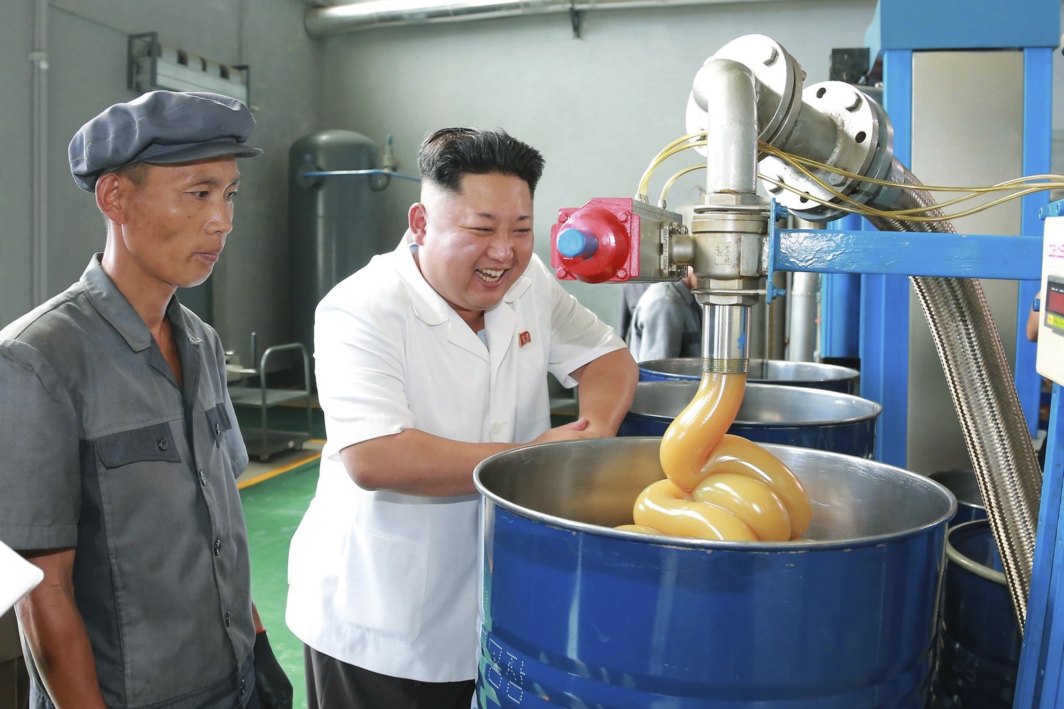 Kim Jong-un ist happy in der Chonji Gleitmittel-Fabrik in&nbsp;Pyongyang.