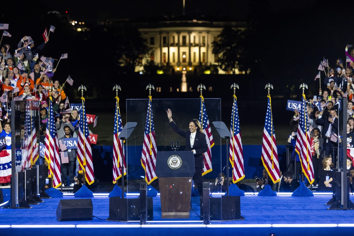 epa11691496 US Vice President and current Democratic presidential nominee Kamala Harris arrives at her 'closing arguments' rally on the Ellipse in Washington, DC, USA, 29 October, 2024. With ...