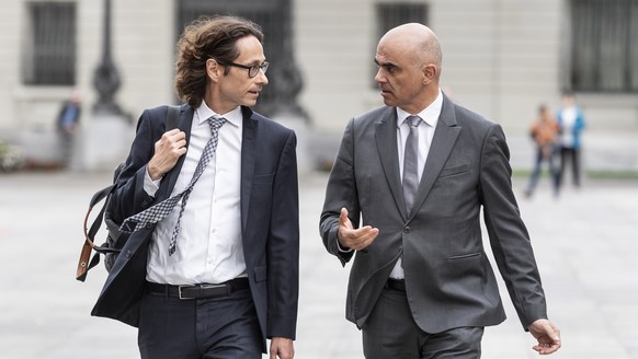 Bundesrat Alain Berset, rechts, schreitet mit seinem Kommunikationschef Peter Lauener zur Medienkonferenz, an welcher er im Anschluss an die Sitzung des Bundesrates die Eroerterungen der Regierung zur ...