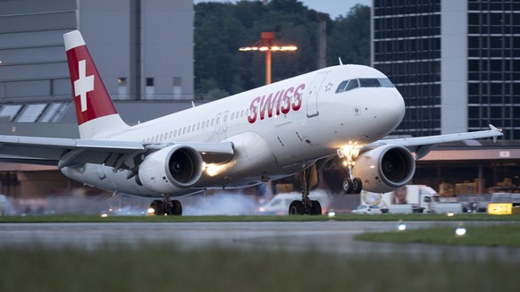 An Airbus A320-214 aircraft from Swiss International Air Lines (SWISS) at Zurich Airport in Kloten, Switzerland, photographed on 5 June 2019. (KEYSTONE/Gaetan Bally)

Ein Flugzeug des Typs Airbus A320 ...