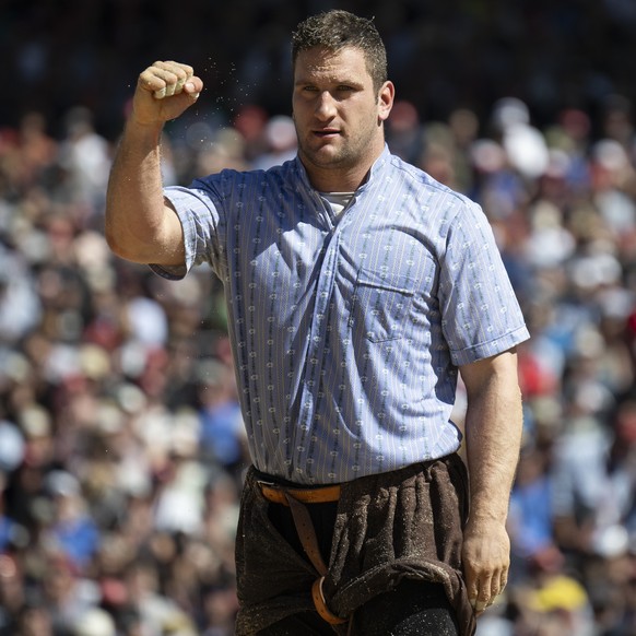 Armon Orlik, links, jubelt nach seinem Sieg gegen Matthias Herger, im sechsten Gang, am Eidgenoessischen Schwing- und Aelplerfest 2025 Glarnerland (ESAF), am Sonntag, 31. August 2025, in Mollis. (KEYS ...
