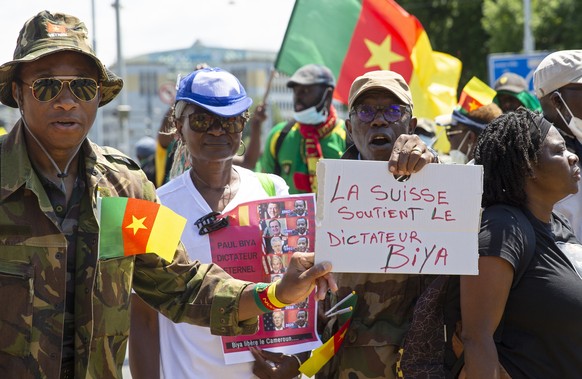 epa09350143 Opponents of Cameroon&#039;s President Paul Biya protest against his presence in Geneva, at place des Nations in front of the European headquarters of the United Nation in Geneva, Switzerl ...