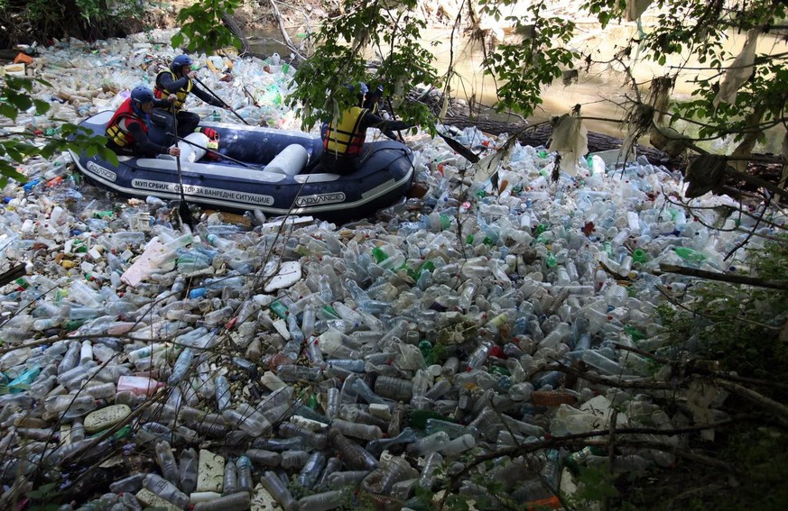 Ein Rettungsteam der serbischen Polizei paddelt durch Plastikflaschen auf dem Fluss Juzna Morava in der Nähe der serbischen Hauptstadt Belgrad.