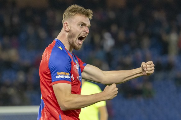 Basels Bradley Fink jubelt nach seinem Tor zum 3:2 im Fussball Meisterschaftsspiel der Super League zwischen dem FC Basel 1893 und dem FC St. Gallen 1879 im Stadion St. Jakob-Park in Basel, am Samstag ...