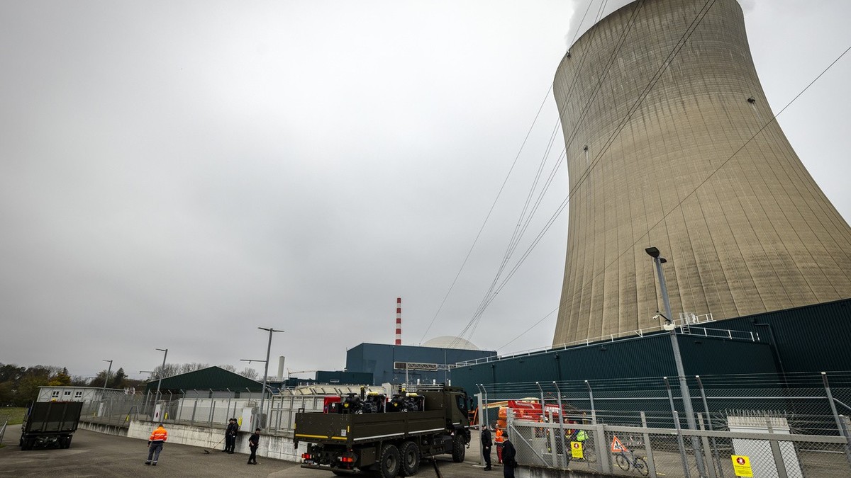 Ein Lastwagen der Schweizer Armee transportiert Notstrom Generatoren und Loeschmaterial in die Sicherheitszone des Atomkraftwerks Goesgen zu, waehrend der Gesamtnotfalluebung 2024, am Dienstag, 5. Nov ...