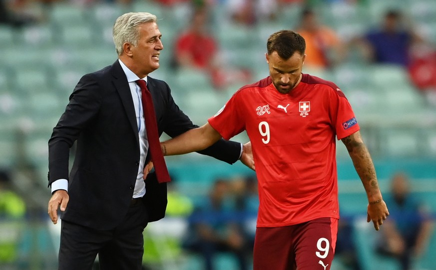 epa09288743 Haris Seferovic (R) of Switzerland celebrates with Switzerland&#039;s head coach Vladimir Petkovic after scoring the 1-0 goal during the UEFA EURO 2020 group A preliminary round soccer mat ...