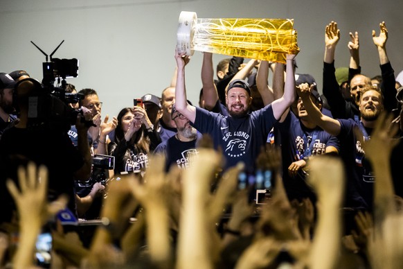 BILDPAKET -- ZUM JAHRESRUECKBLICK 2018 NATIONAL, STELLEN WIR IHNEN HEUTE FOLGENDES BILDMATERIAL ZUR VERFUEGUNG -- Mathias Seger haelt den Pokal nach ihrem Meisterschaftssieg im Eishockey Playoff-Final ...