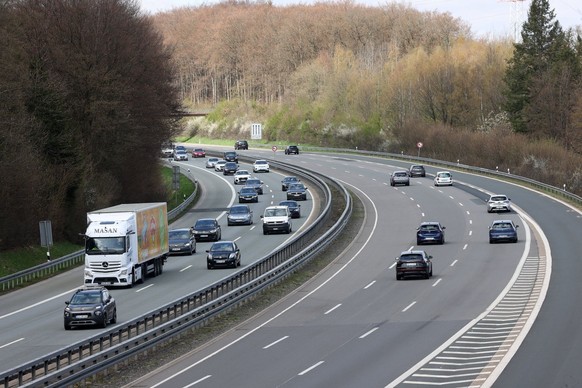 Verkehr auf der Autobahn A45 bei Siegen am Ostermontag am Mittag. Verkehrswesen im Siegerland am 06.04.2026 in Siegen/Deutschland. *** Traffic on the A45 highway near Siegen on Easter Monday at noon T ...
